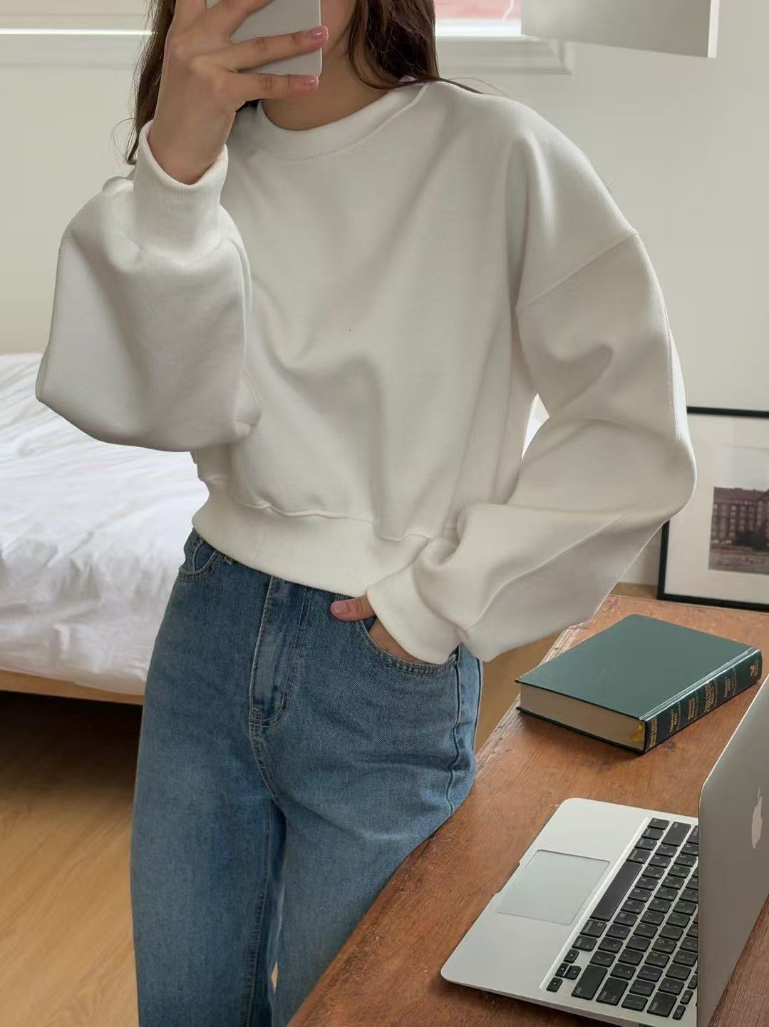 Isla Modern Chic Cropped Sweatshirt
