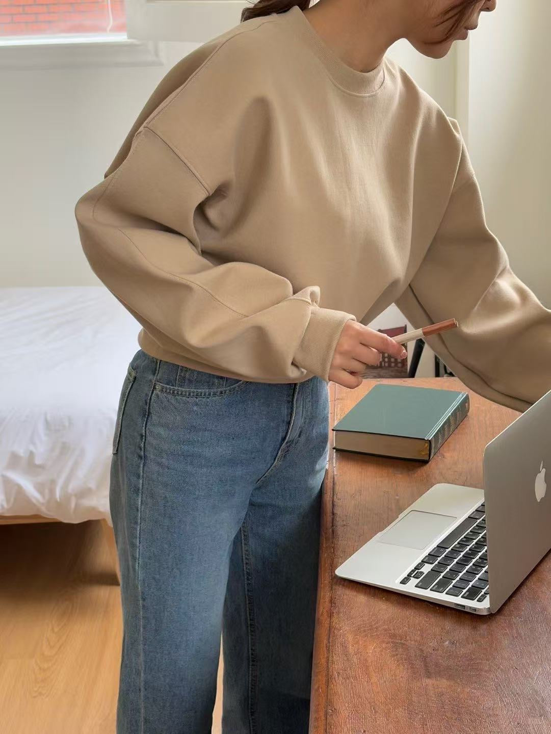 Isla Modern Chic Cropped Sweatshirt